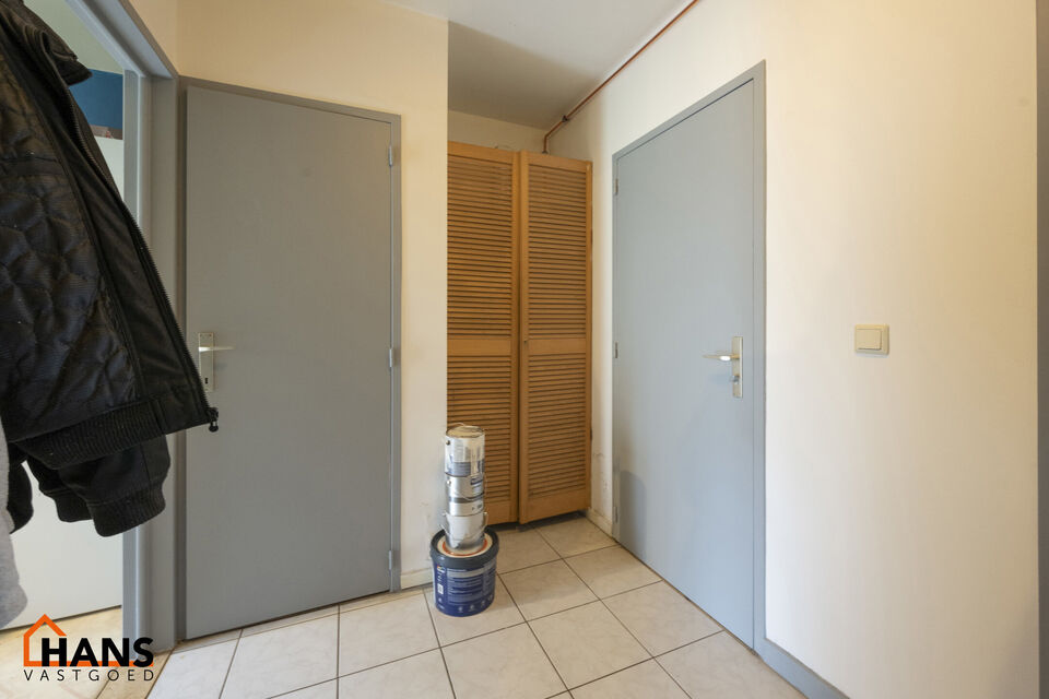 Dit verhuurd gebouw bestaat uit 3 appartementen en 1 ruime garagebox heeft een huuropbrengst van 2.211,99 Euro/maand.
De ramen (voor-en achterzijde) en de voordeur zijn vorig jaar volledig vernieuwd. 
Het dak is met 10cm geïsoleerd in 2021. 
Er zijn al 2