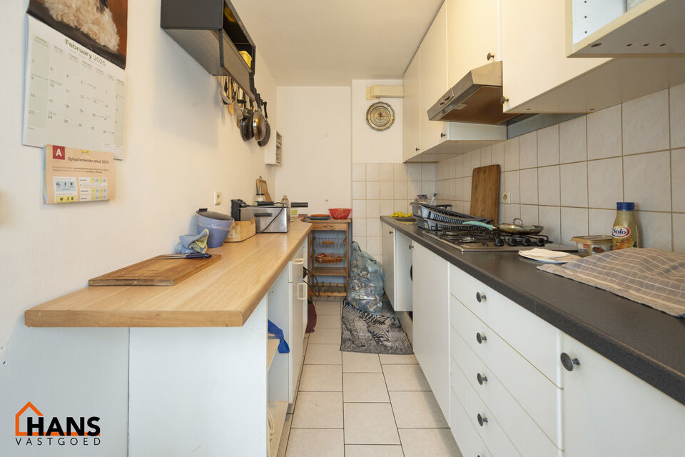 Dit verhuurd gebouw bestaat uit 3 appartementen en 1 ruime garagebox heeft een huuropbrengst van 2.211,99 Euro/maand.
De ramen (voor-en achterzijde) en de voordeur zijn vorig jaar volledig vernieuwd. 
Het dak is met 10cm geïsoleerd in 2021. 
Er zijn al 2