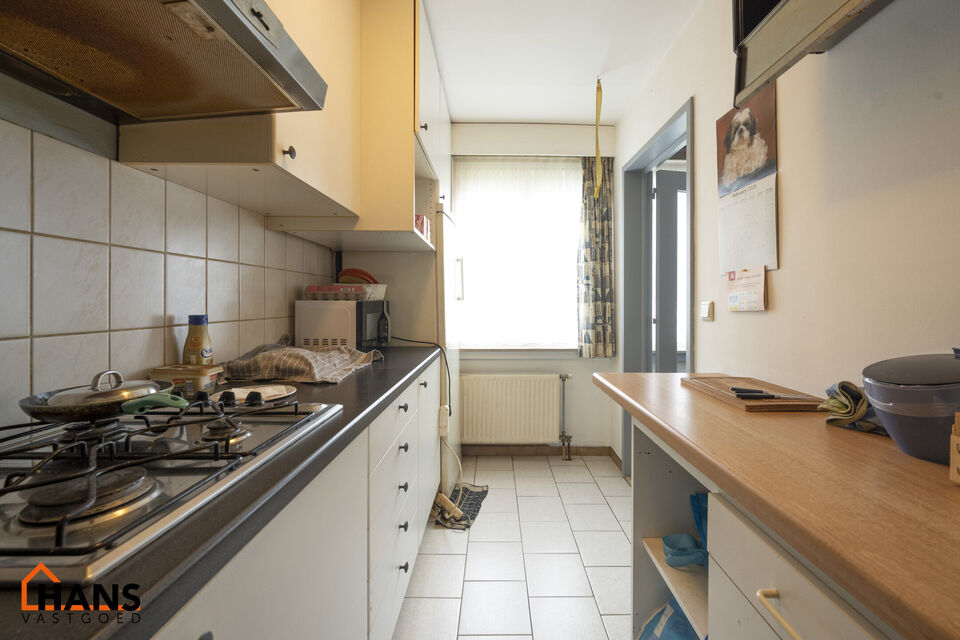 Dit verhuurd gebouw bestaat uit 3 appartementen en 1 ruime garagebox heeft een huuropbrengst van 2.211,99 Euro/maand.
De ramen (voor-en achterzijde) en de voordeur zijn vorig jaar volledig vernieuwd. 
Het dak is met 10cm geïsoleerd in 2021. 
Er zijn al 2