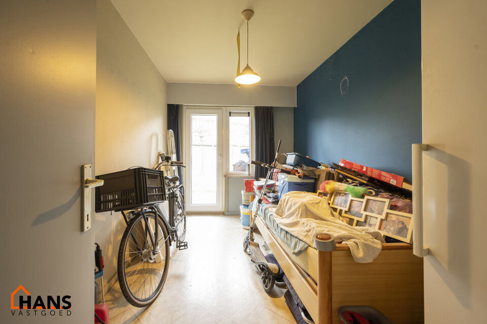 Dit verhuurd gebouw bestaat uit 3 appartementen en 1 ruime garagebox heeft een huuropbrengst van 2.211,99 Euro/maand.
De ramen (voor-en achterzijde) en de voordeur zijn vorig jaar volledig vernieuwd. 
Het dak is met 10cm geïsoleerd in 2021. 
Er zijn al 2