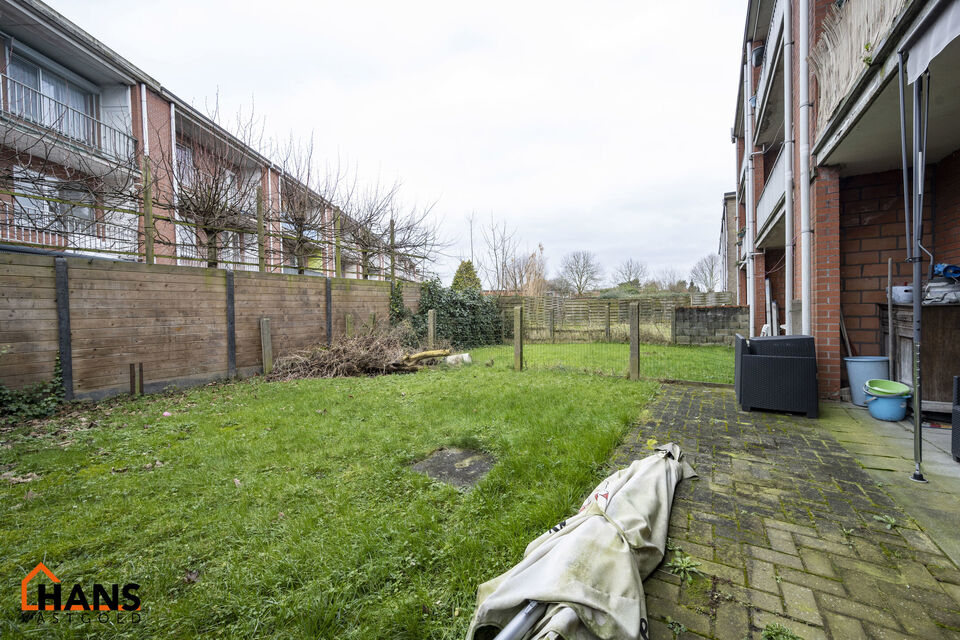 Dit verhuurd gebouw bestaat uit 3 appartementen en 1 ruime garagebox heeft een huuropbrengst van 2.211,99 Euro/maand.
De ramen (voor-en achterzijde) en de voordeur zijn vorig jaar volledig vernieuwd. 
Het dak is met 10cm geïsoleerd in 2021. 
Er zijn al 2