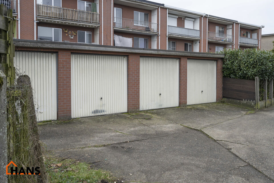 Dit verhuurd gebouw bestaat uit 3 appartementen en 1 ruime garagebox heeft een huuropbrengst van 2.211,99 Euro/maand.
De ramen (voor-en achterzijde) en de voordeur zijn vorig jaar volledig vernieuwd. 
Het dak is met 10cm geïsoleerd in 2021. 
Er zijn al 2