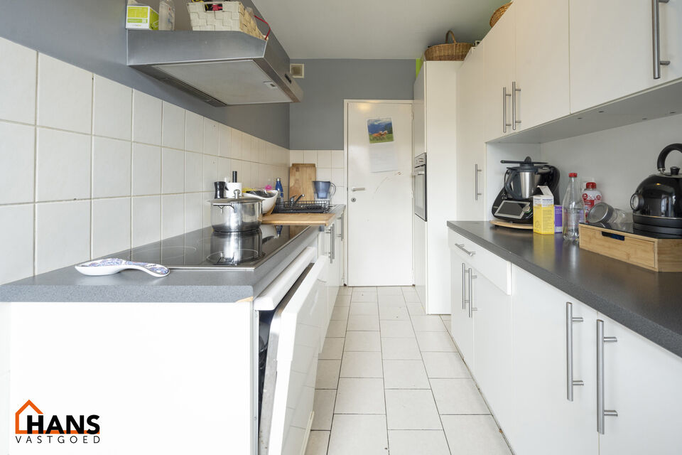 Dit verhuurd gebouw bestaat uit 3 appartementen en 1 ruime garagebox heeft een huuropbrengst van 2.211,99 Euro/maand.
De ramen (voor-en achterzijde) en de voordeur zijn vorig jaar volledig vernieuwd. 
Het dak is met 10cm geïsoleerd in 2021. 
Er zijn al 2