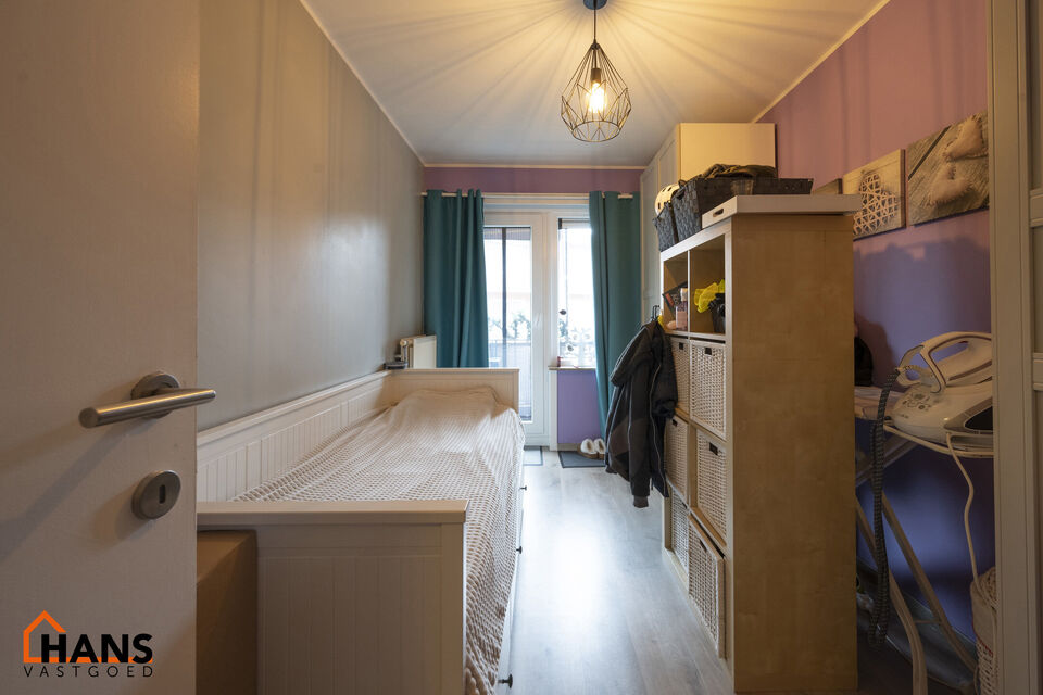 Dit verhuurd gebouw bestaat uit 3 appartementen en 1 ruime garagebox heeft een huuropbrengst van 2.211,99 Euro/maand.
De ramen (voor-en achterzijde) en de voordeur zijn vorig jaar volledig vernieuwd. 
Het dak is met 10cm geïsoleerd in 2021. 
Er zijn al 2