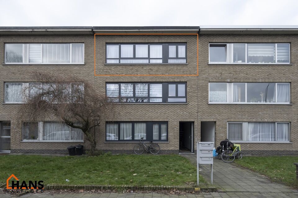 Dit verhuurd gebouw bestaat uit 3 appartementen en 1 ruime garagebox heeft een huuropbrengst van 2.211,99 Euro/maand.
De ramen (voor-en achterzijde) en de voordeur zijn vorig jaar volledig vernieuwd. 
Het dak is met 10cm geïsoleerd in 2021. 
Er zijn al 2