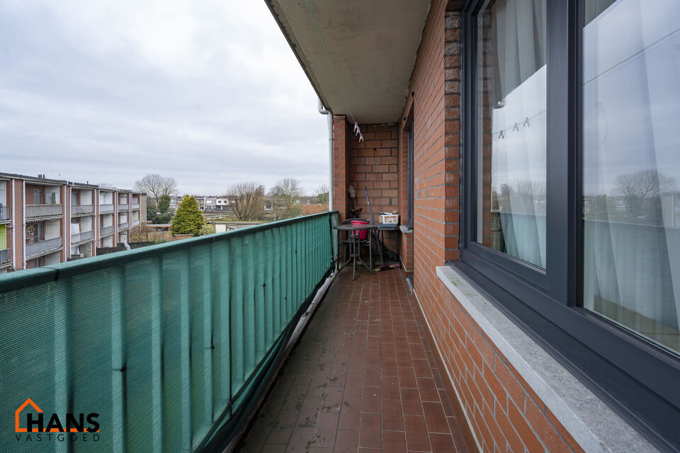 Dit verhuurd gebouw bestaat uit 3 appartementen en 1 ruime garagebox heeft een huuropbrengst van 2.211,99 Euro/maand.
De ramen (voor-en achterzijde) en de voordeur zijn vorig jaar volledig vernieuwd. 
Het dak is met 10cm geïsoleerd in 2021. 
Er zijn al 2