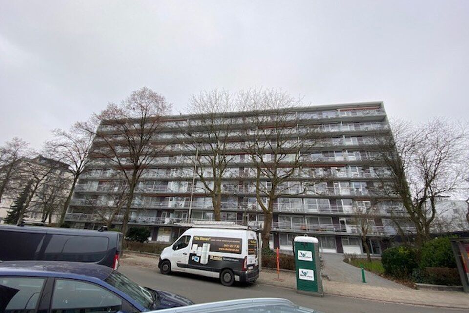 Een ondergrondse staanplaats met ingang in de Valkenputstraat.
De plaats is vrij vanaf 01/07/2024
De huurwaarborg bedraagt 3 maanden huur.

Voor een bezoek kan u via onze website uw plaats reserveren tijdens een algemeen bezoek.
Voor meer informatie bezoe