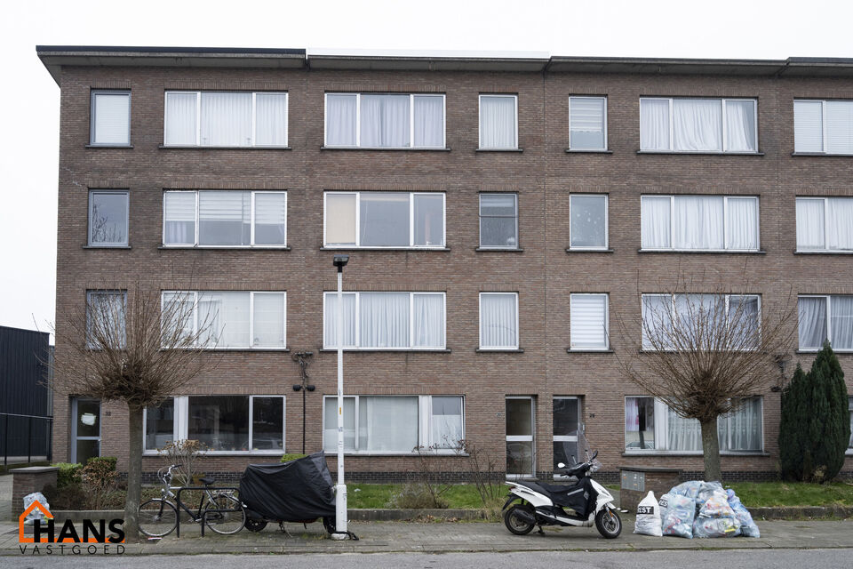 Inkomhal met apart toilet; leefruimte; keuken met kasten, spoelbak en ruimte voor een eigen toestellen; 2 slaapkamers waarvan de kleinste toegang geeft tot de achterliggende tuin; badkamer met douche in ligbad, lavabo, spiegel en ruimte voor wasmachine/dr