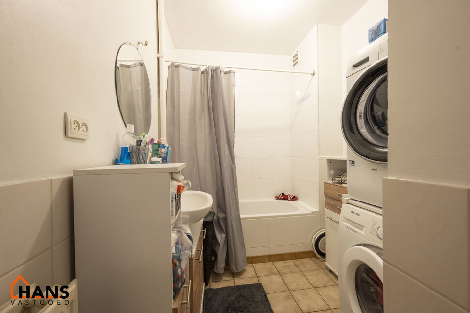 Inkomhal met apart toilet; leefruimte; keuken met kasten, spoelbak en ruimte voor een eigen toestellen; 2 slaapkamers waarvan de kleinste toegang geeft tot de achterliggende tuin; badkamer met douche in ligbad, lavabo, spiegel en ruimte voor wasmachine/dr