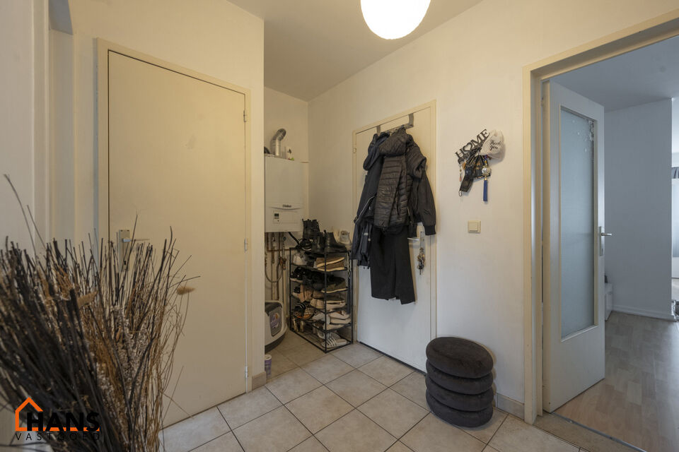 Inkomhal met apart toilet; leefruimte; keuken met kasten, spoelbak en ruimte voor een eigen toestellen; 2 slaapkamers waarvan de kleinste toegang geeft tot de achterliggende tuin; badkamer met douche in ligbad, lavabo, spiegel en ruimte voor wasmachine/dr