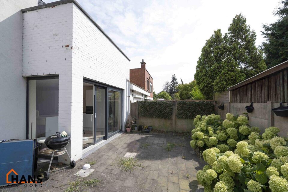 Goed onderhouden en modern gelijkvloers appartement. omvat :
Inkomhal; 1 slaapkamer; leefruimte met veel lichtinval en suite een open en geïnstalleerde keuken voorzien van toestellen: kookplaat, dampkap, oven, koelkast en vaatwasser; berging/ wasruimte; 