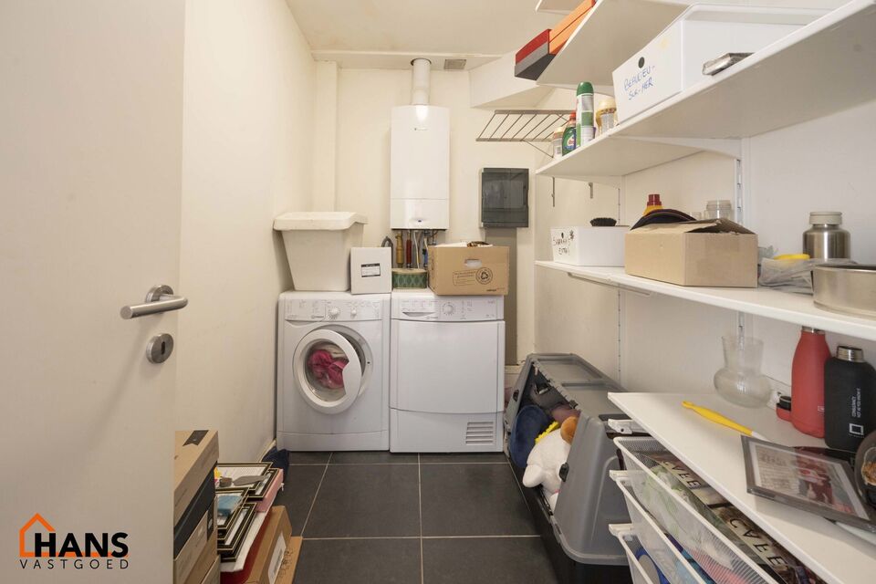 Goed onderhouden en modern gelijkvloers appartement. omvat :
Inkomhal; 1 slaapkamer; leefruimte met veel lichtinval en suite een open en geïnstalleerde keuken voorzien van toestellen: kookplaat, dampkap, oven, koelkast en vaatwasser; berging/ wasruimte; 