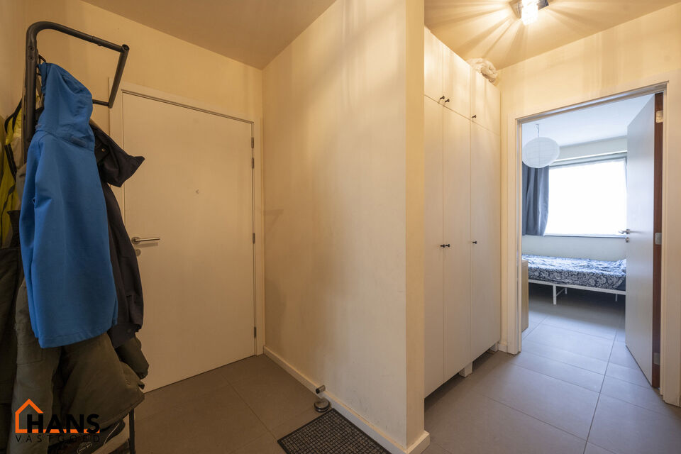 Dit ideaal gelegen appartement op de gelijkvloers te Schoten omvat een inkomhal met vestiairekast; apart toilet met handenwasser; 2 slaapkamers; een ruime woonkamer met een open en geïnstalleerde keuken; ingerichte badkamer met douche, ligbad en een dubb