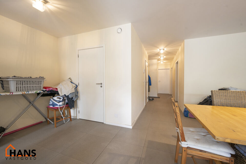 Dit ideaal gelegen appartement op de gelijkvloers te Schoten omvat een inkomhal met vestiairekast; apart toilet met handenwasser; 2 slaapkamers; een ruime woonkamer met een open en geïnstalleerde keuken; ingerichte badkamer met douche, ligbad en een dubb