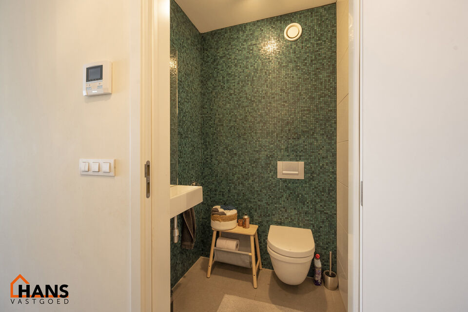 Dit ideaal gelegen appartement op de gelijkvloers te Schoten omvat een inkomhal met vestiairekast; apart toilet met handenwasser; 2 slaapkamers; een ruime woonkamer met een open en geïnstalleerde keuken; ingerichte badkamer met douche, ligbad en een dubb