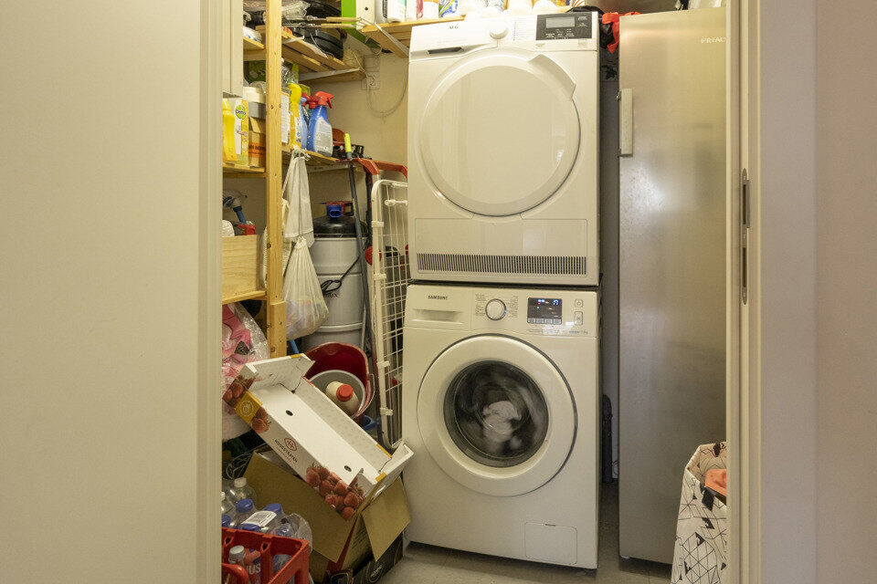 Dit ideaal gelegen appartement op de gelijkvloers te Schoten omvat een inkomhal met vestiairekast; apart toilet met handenwasser; 2 slaapkamers; een ruime woonkamer met een open en geïnstalleerde keuken; ingerichte badkamer met douche, ligbad en een dubb