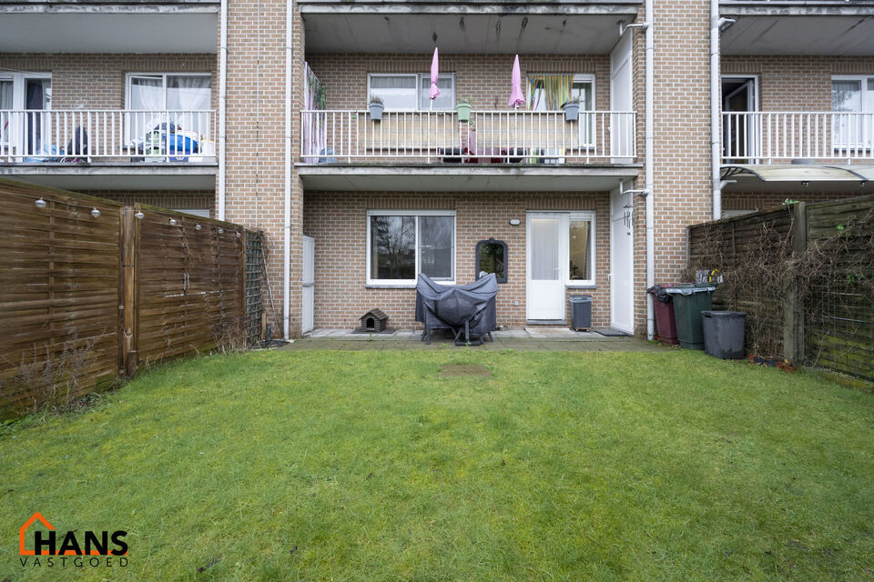 Inkomhal met apart toilet en kleine bergruimte; leefruimte; keuken met kasten, spoelbak, kookplaat, dampkap, oven en ruimte voor een eigen koelkast en vaatwasser; badkamer met inloopdouche, lavabomeubel, spiegelkast en handdoekdroger; 2 slaapkamers, waarv