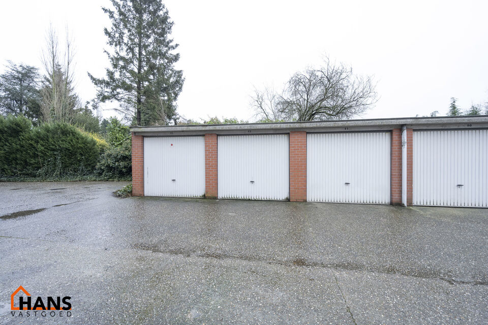 Inkomhal met apart toilet en kleine bergruimte; leefruimte; keuken met kasten, spoelbak, kookplaat, dampkap, oven en ruimte voor een eigen koelkast en vaatwasser; badkamer met inloopdouche, lavabomeubel, spiegelkast en handdoekdroger; 2 slaapkamers, waarv