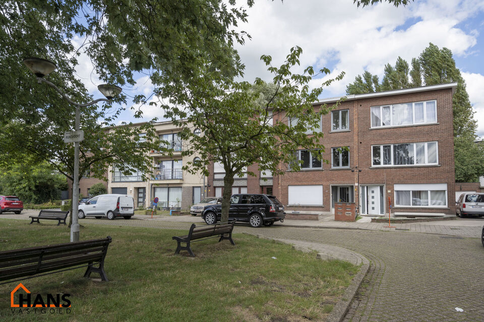 Dit gelijkvloers appartement heeft een inkomhal met vestiairekast; 2 slaapkamers; geïnstalleerde keuken; ingerichte badkamer; woonkamer en een mooie tuin. Tot slot heeft het appartement nog 2 kelderbergingen. 
Geen syndicus, enkel blokpolis en maandelijk