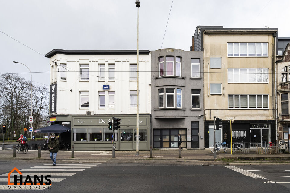 Deze centraal gelegen studio is gelegen op de eerste verdieping zonder lift en omvat een inkomhal; ingerichte badkamer met douche, toilet en wastafel; leefruimte met een open en geïnstalleerde keuken en een afgesloten slaaphoek in loftstijl. Tot slot hee