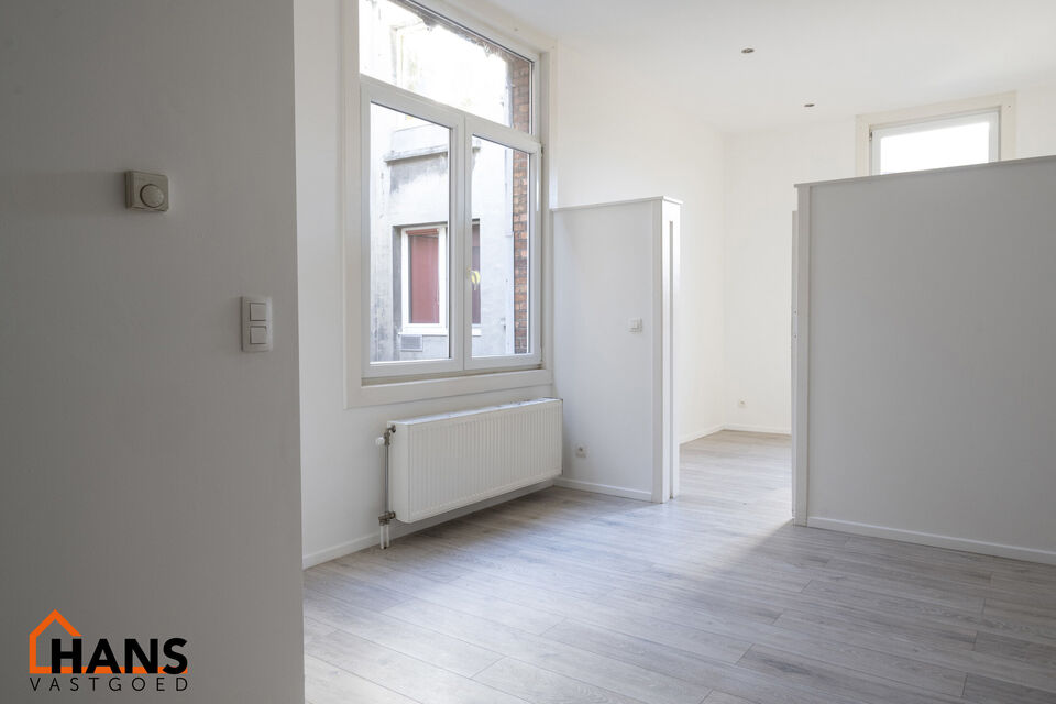 Deze centraal gelegen studio is gelegen op de eerste verdieping zonder lift en omvat een inkomhal; ingerichte badkamer met douche, toilet en wastafel; leefruimte met een open en geïnstalleerde keuken en een afgesloten slaaphoek in loftstijl. Tot slot hee