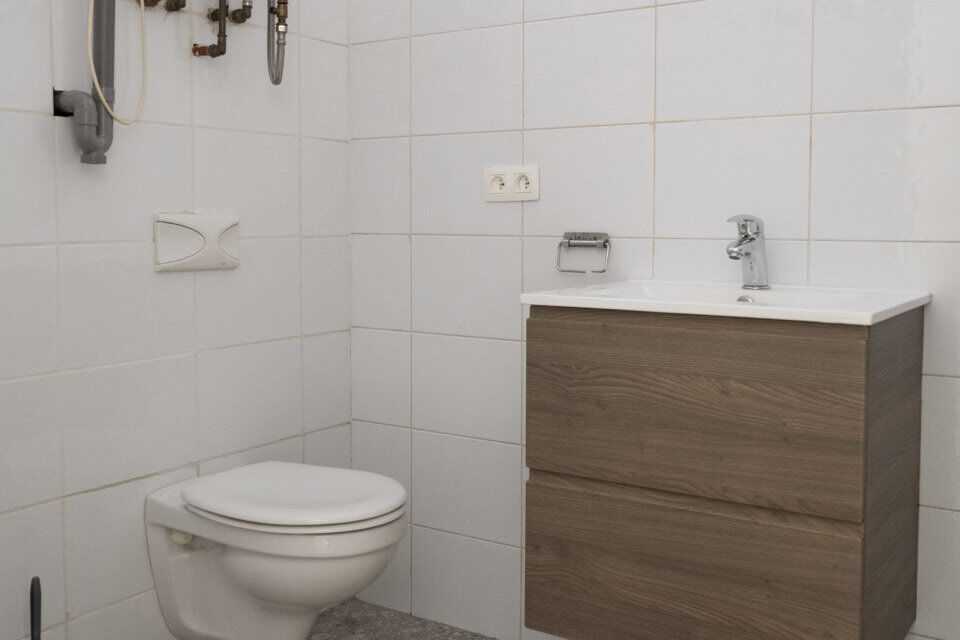 Deze centraal gelegen studio is gelegen op de eerste verdieping zonder lift en omvat een inkomhal; ingerichte badkamer met douche, toilet en wastafel; leefruimte met een open en geïnstalleerde keuken en een afgesloten slaaphoek in loftstijl. Tot slot hee