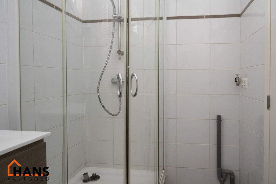 Deze centraal gelegen studio is gelegen op de eerste verdieping zonder lift en omvat een inkomhal; ingerichte badkamer met douche, toilet en wastafel; leefruimte met een open en geïnstalleerde keuken en een afgesloten slaaphoek in loftstijl. Tot slot hee