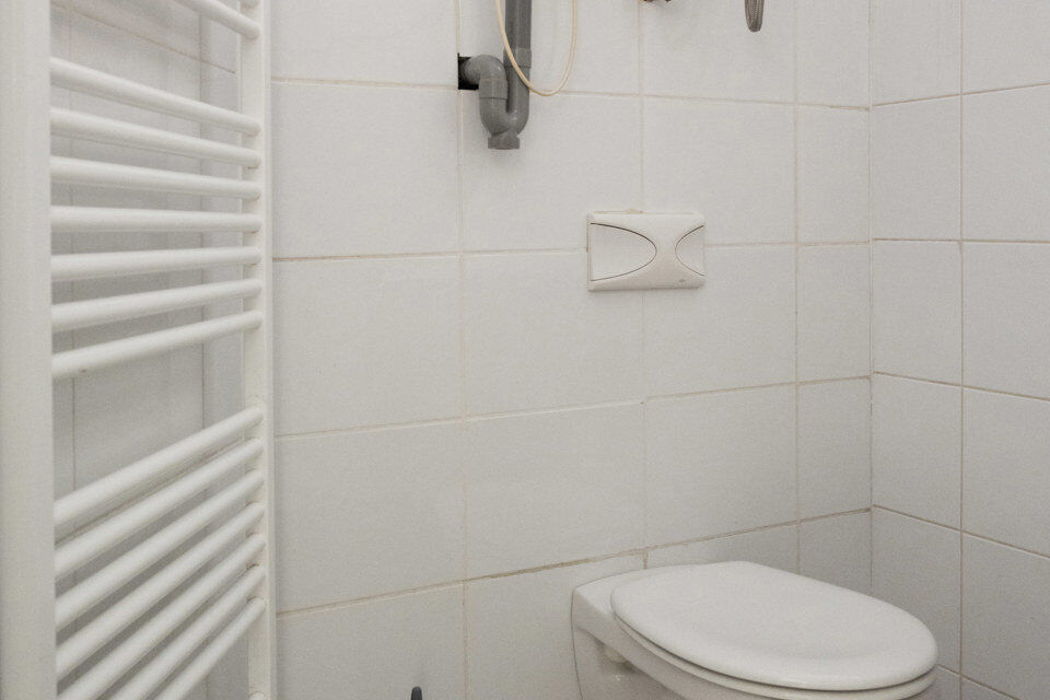 Deze centraal gelegen studio is gelegen op de eerste verdieping zonder lift en omvat een inkomhal; ingerichte badkamer met douche, toilet en wastafel; leefruimte met een open en geïnstalleerde keuken en een afgesloten slaaphoek in loftstijl. Tot slot hee