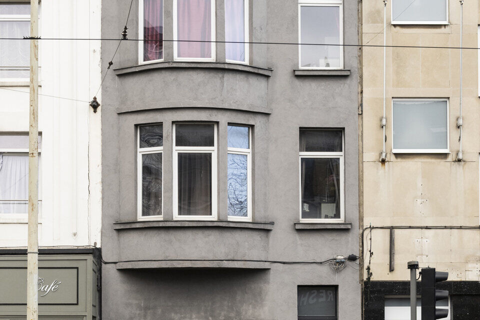 Deze centraal gelegen studio is gelegen op de eerste verdieping zonder lift en omvat een inkomhal; ingerichte badkamer met douche, toilet en wastafel; leefruimte met een open en geïnstalleerde keuken en een afgesloten slaaphoek in loftstijl. Tot slot hee